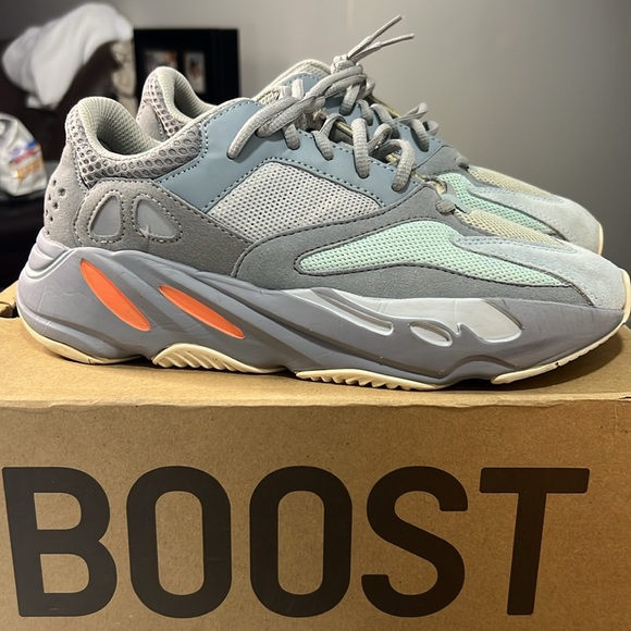 yeezy 700 with replacement  box 8men 9.5w EUC - Picture 2 of 4